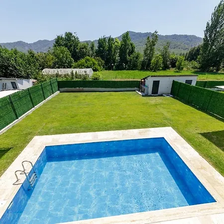 Lena Villa *