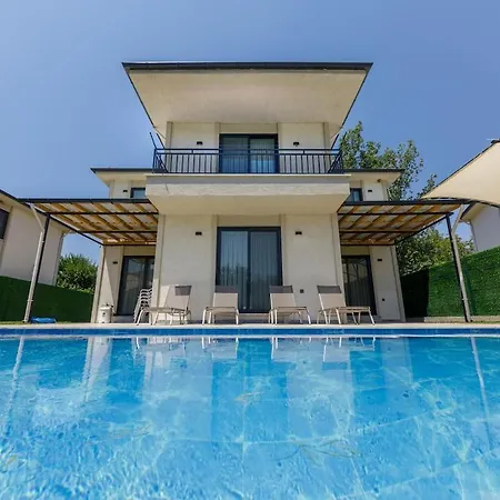 Lena Villa