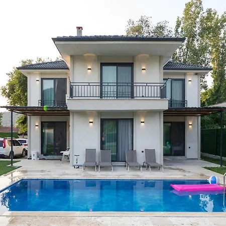Lena Villa *