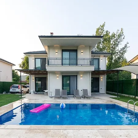 Lena Villa