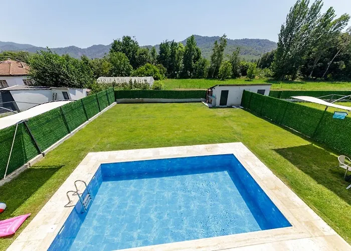 Lena Villa *