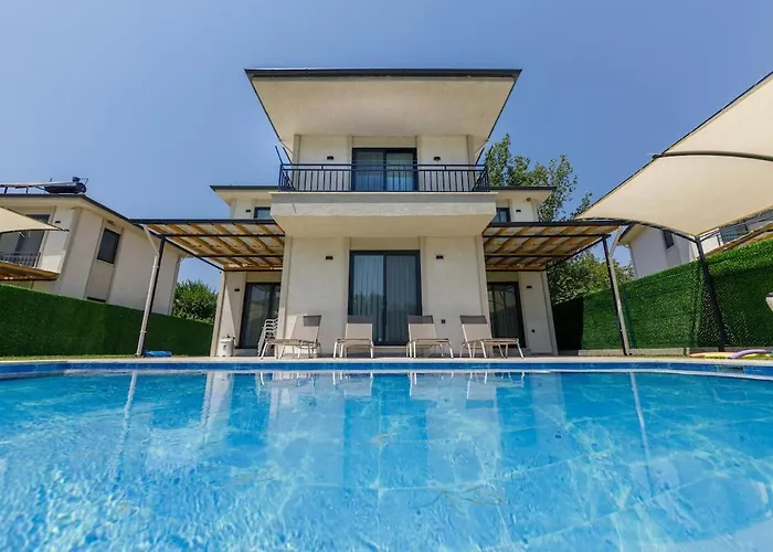 Lena Villa
