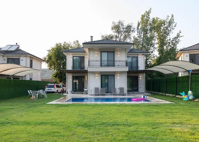 Lena Villa *