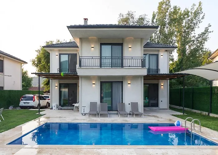 Lena Villa *