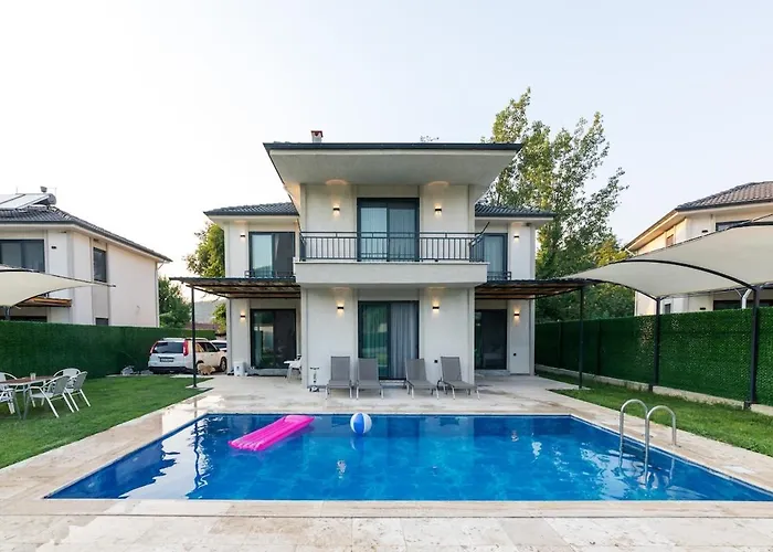 Lena Villa