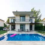 Lena Villa