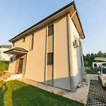 Lena Villa *