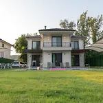 Lena Villa